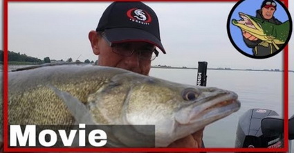 Grote snoekbaars en baars vangen op de rivier.