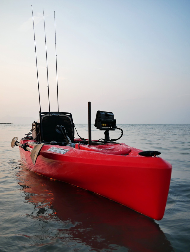 De neus van de nieuwe generatie Hobie Outback kayak is nog meer gestroomlijnd waardoor deze beter door het water snijdt.