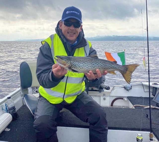 Marc caught a nice trout on the other end of the lake of….47 cm 😊