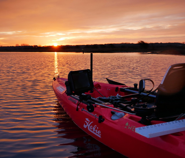 Voor mij de perfecte opstelling! De Lowrance HDS 9 Live enigszins buiten de kayak en zo laag mogelijk geïnstalleerd om zodoende veel bewegingsvrijheid te creëren.