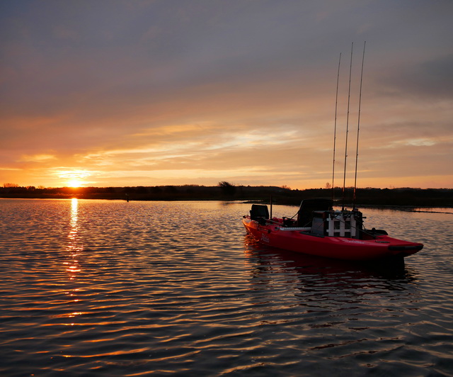 Het vissen vanuit de kayak met een opkomende zon blijft iets speciaals.