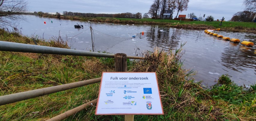 Naast de stuw heeft het waterschap een informatiebord over het migratieonderzoek geplaatst.