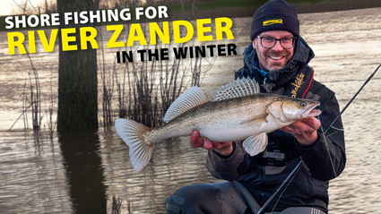 Vanaf de kant op winter Snoekbaars op de rivier.
