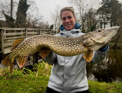 MIKKY VANGT HAAR RECORD SNOEK!