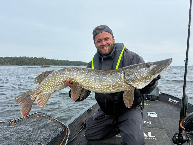 eam 55 – Småland Sportfiske (Niklas Baeumer) just landed a 114,9 cm Pike